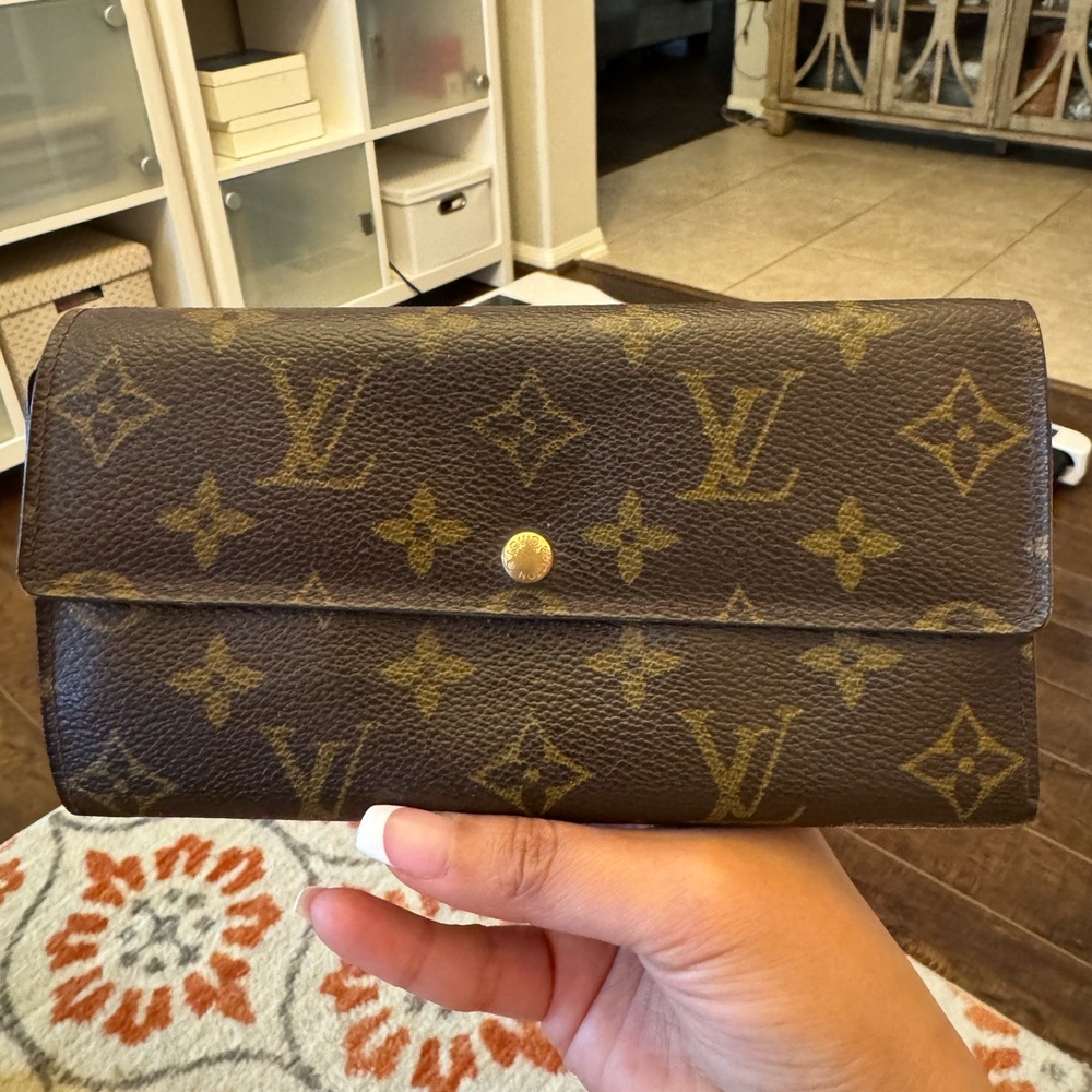 Louis Vuitton Monogram International Sarah Wallet- great condition.
